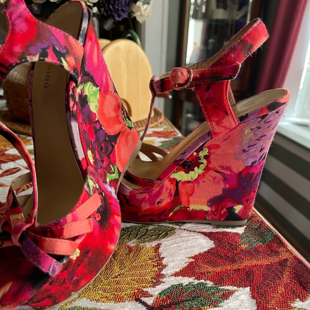 Like new floral wedges!